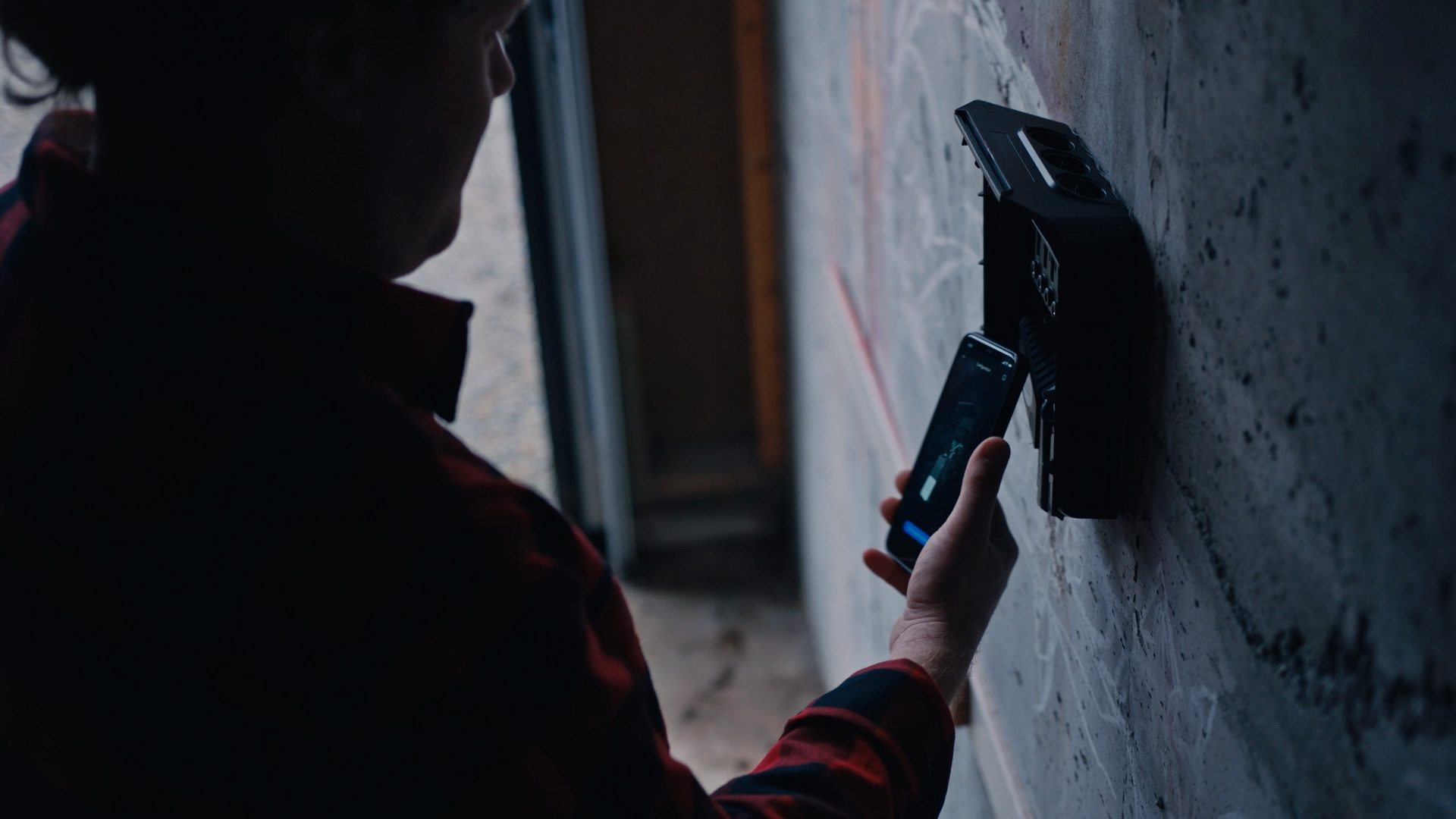 Installer scans a backplate with the installer app