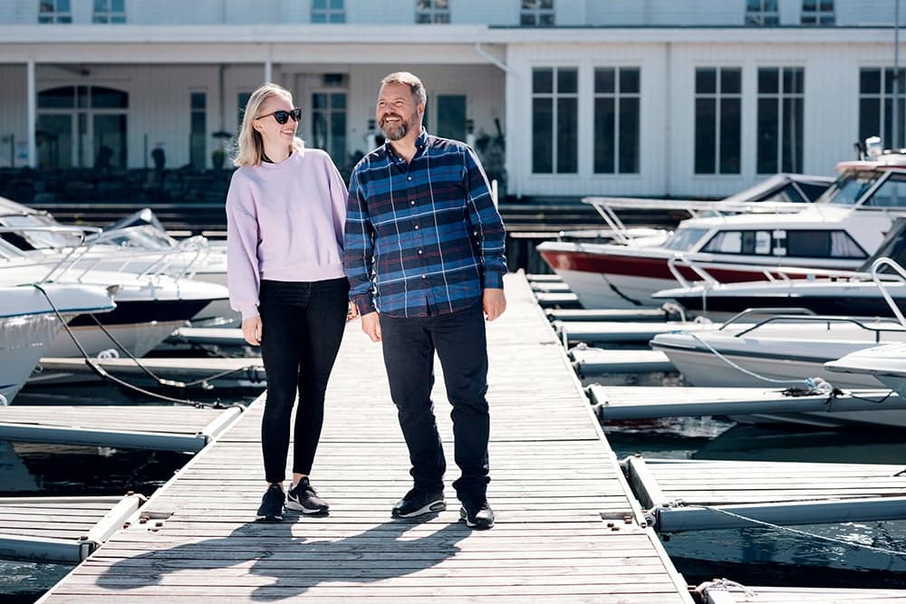 En kvinne og en mann står på en brygge 