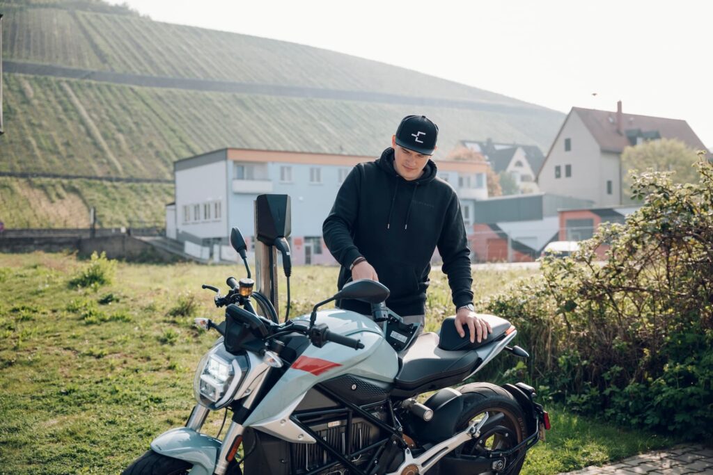Our partner Heimladen charge an electric motorcycle.