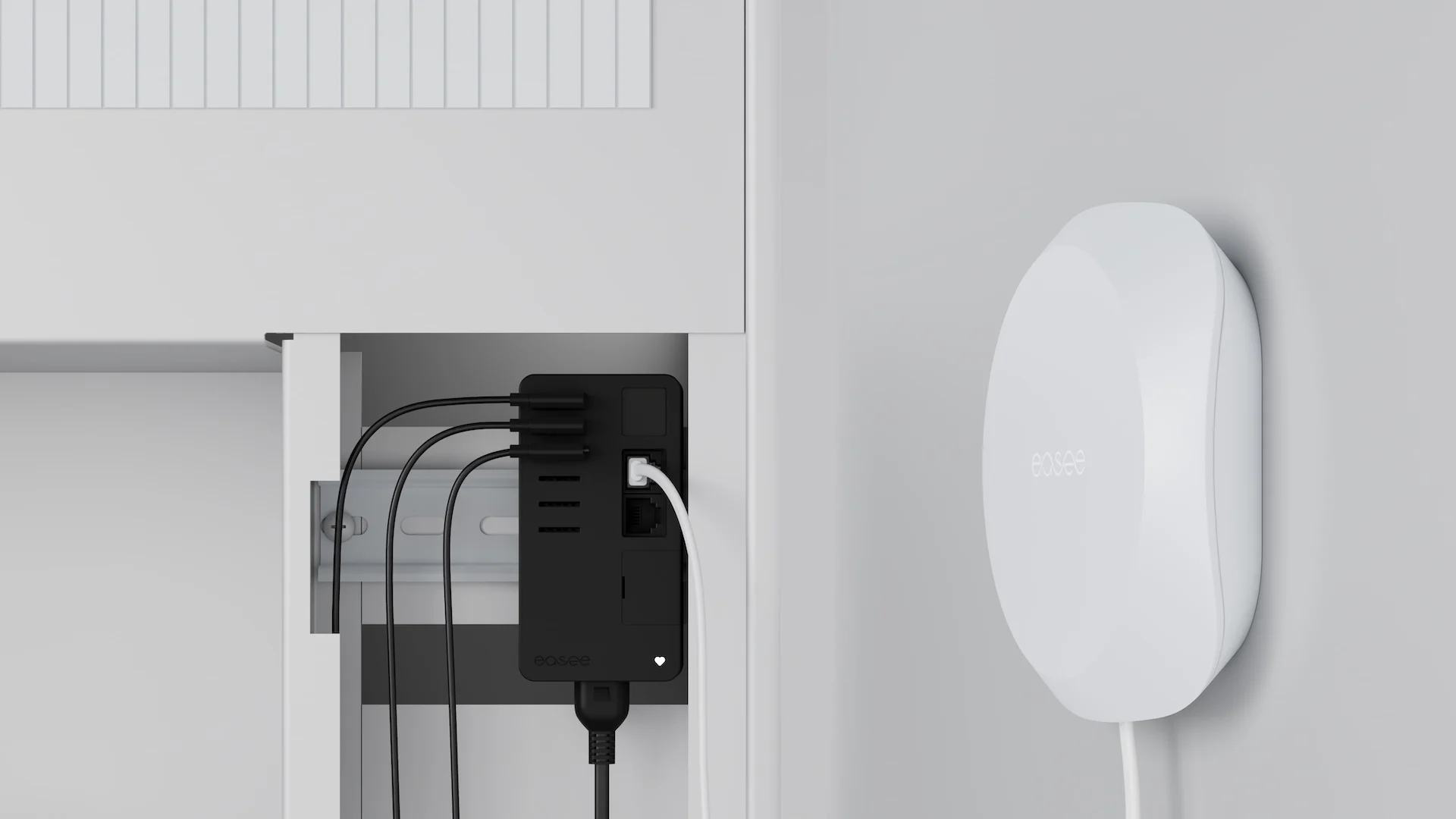 De zwarte Equalizer Amp in een zekeringkast samen met de Easee Equalizer