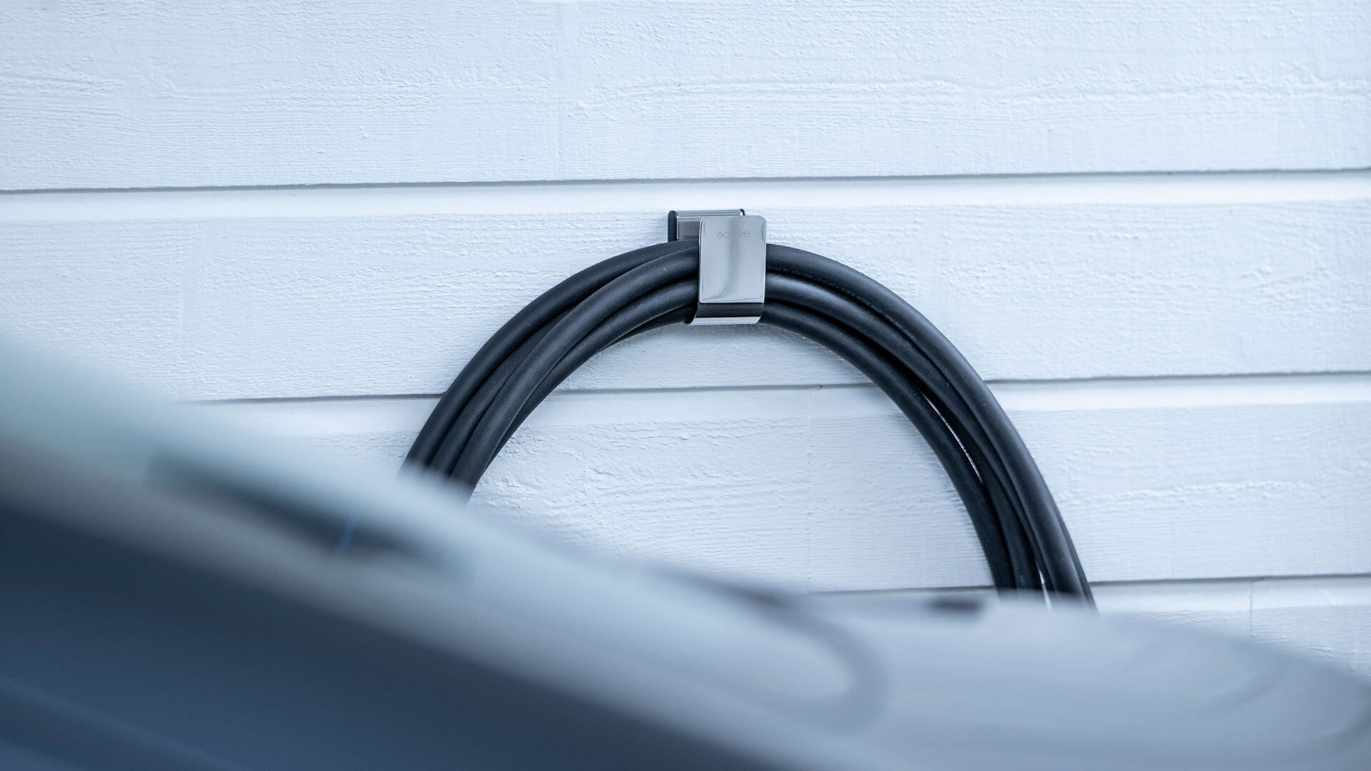 The shiny U-Hook with a charging cable