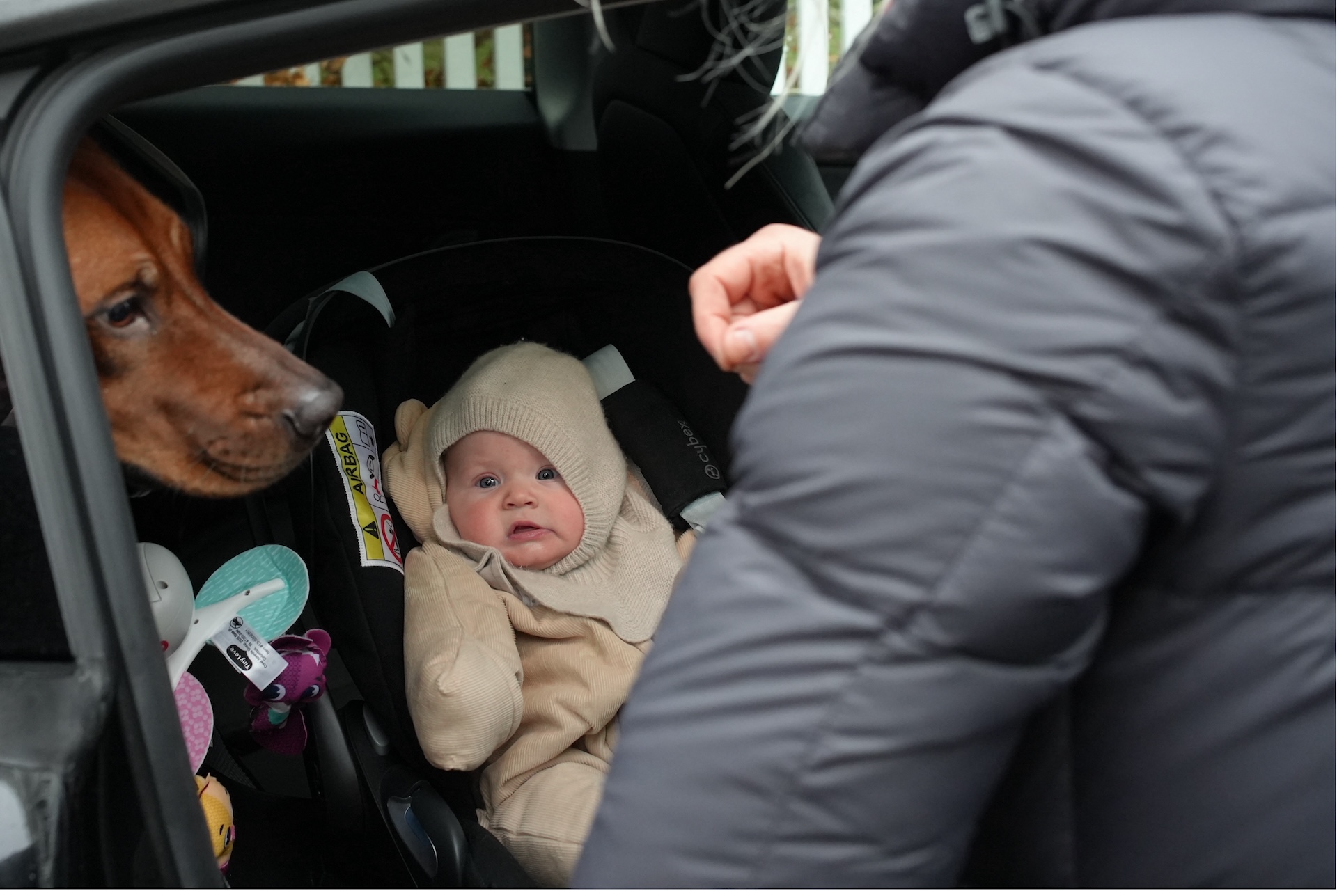 Mamma sätter bebis i elbil