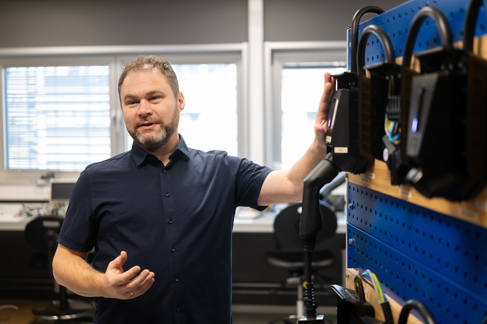 Kjetil con in mano il wallbox Easee e le sue caratteristiche.