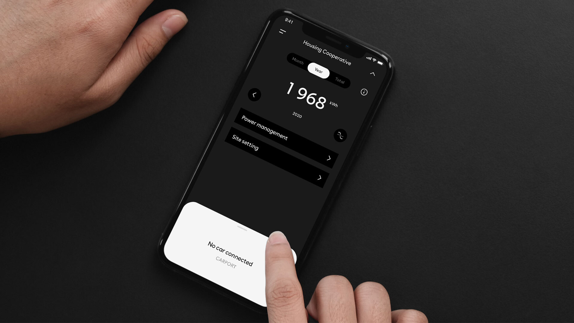 Persona che guarda l'app Easee per vedere il suo consumo annuale