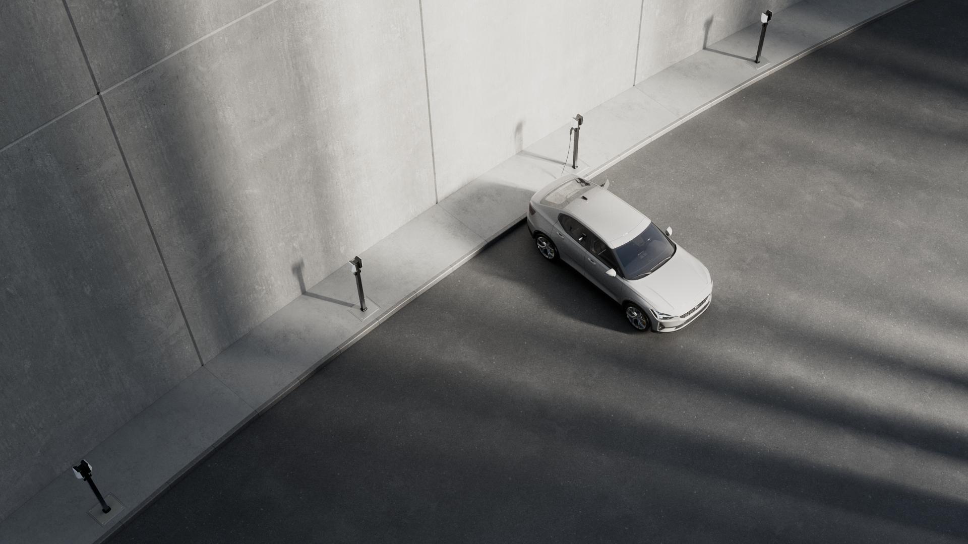 Hvite ladere og hvit bil i parkeringshus