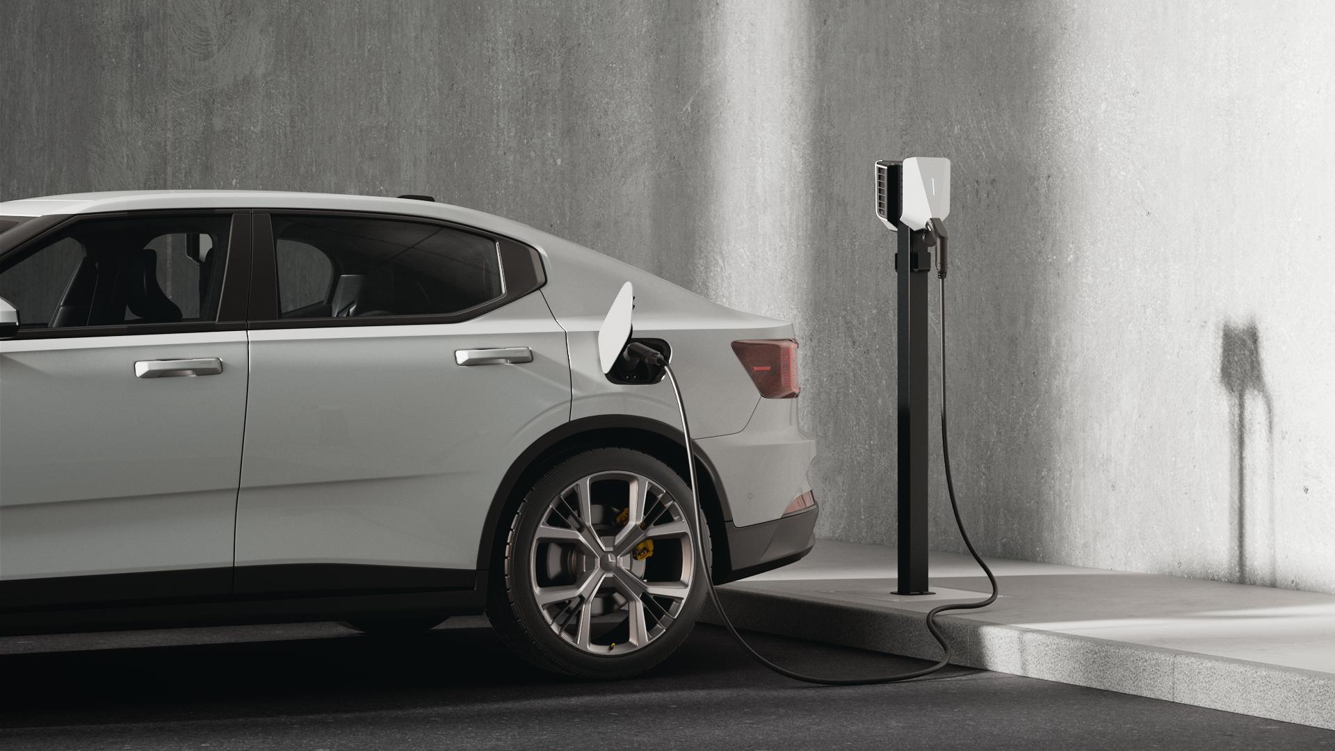 Witte laadpalen naast witte Polestar