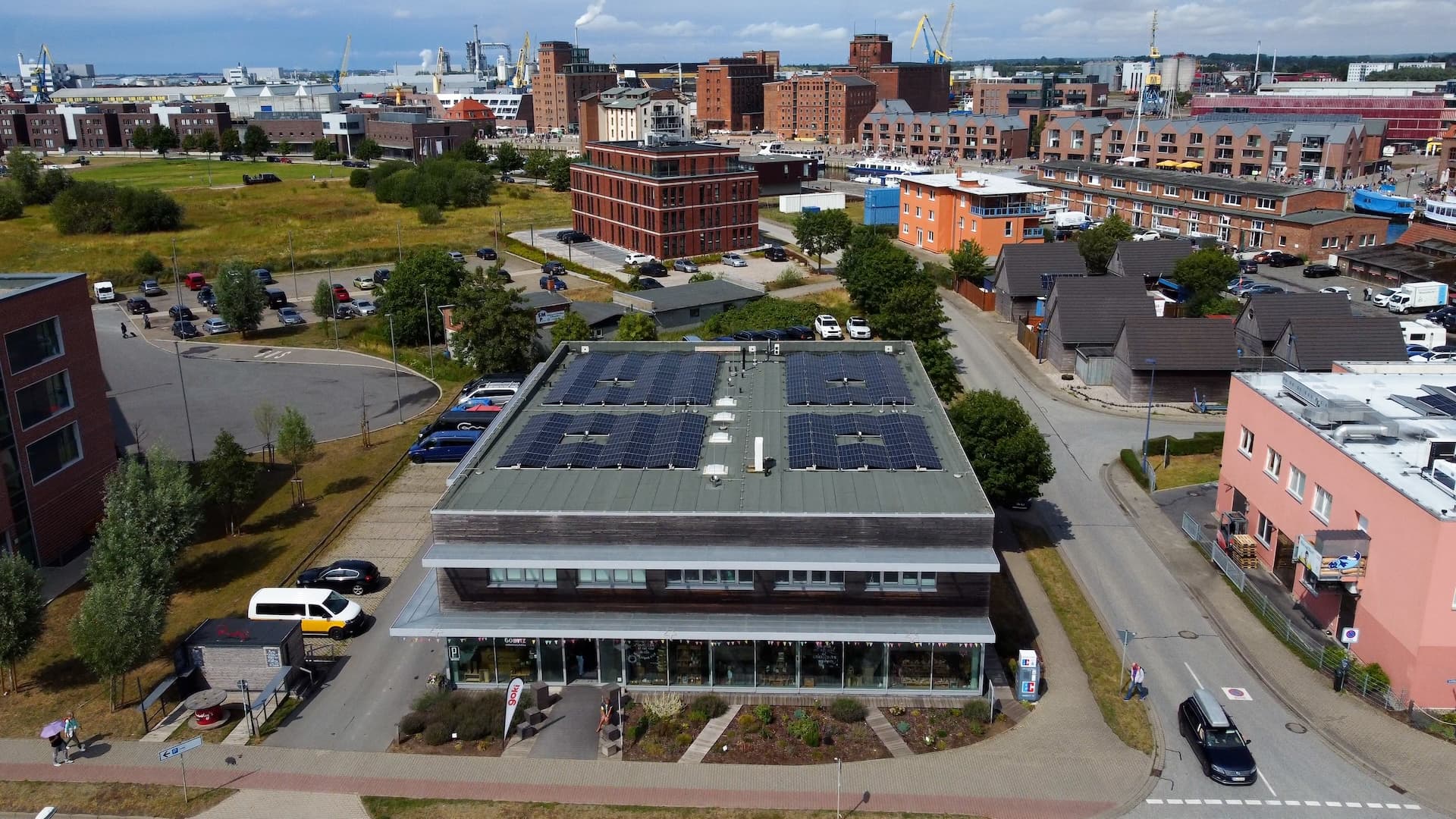 Gebäude in Wismar mit Solaranlage auf dem Dach