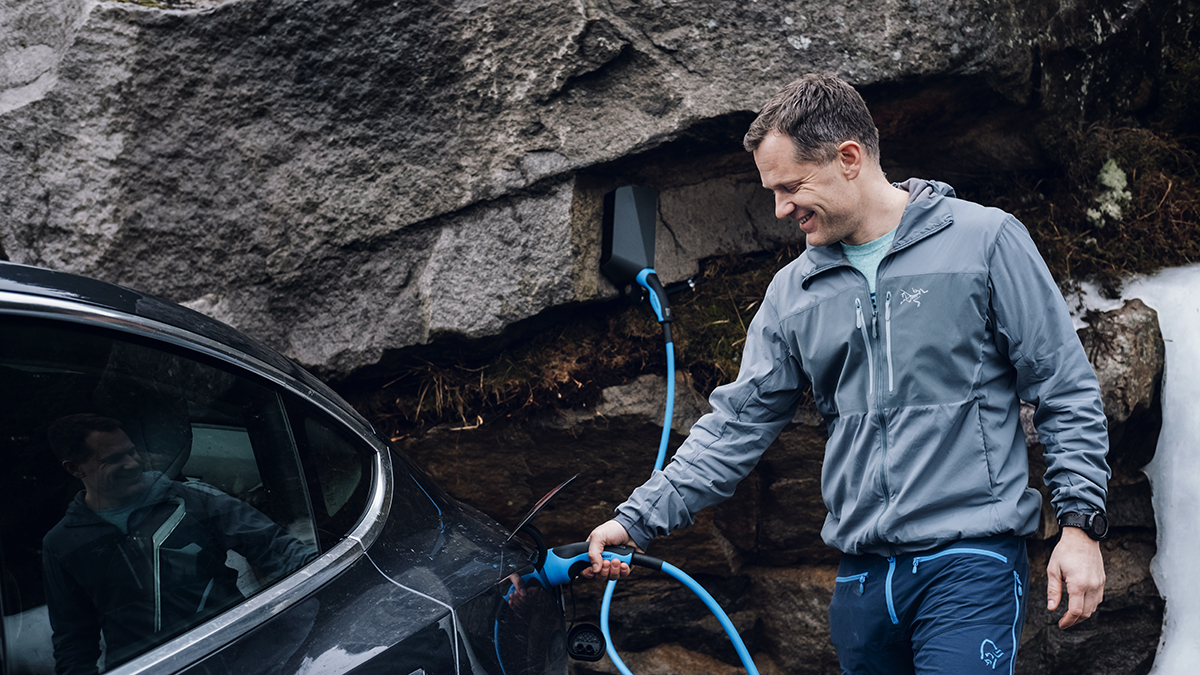 Mann lader Tesla