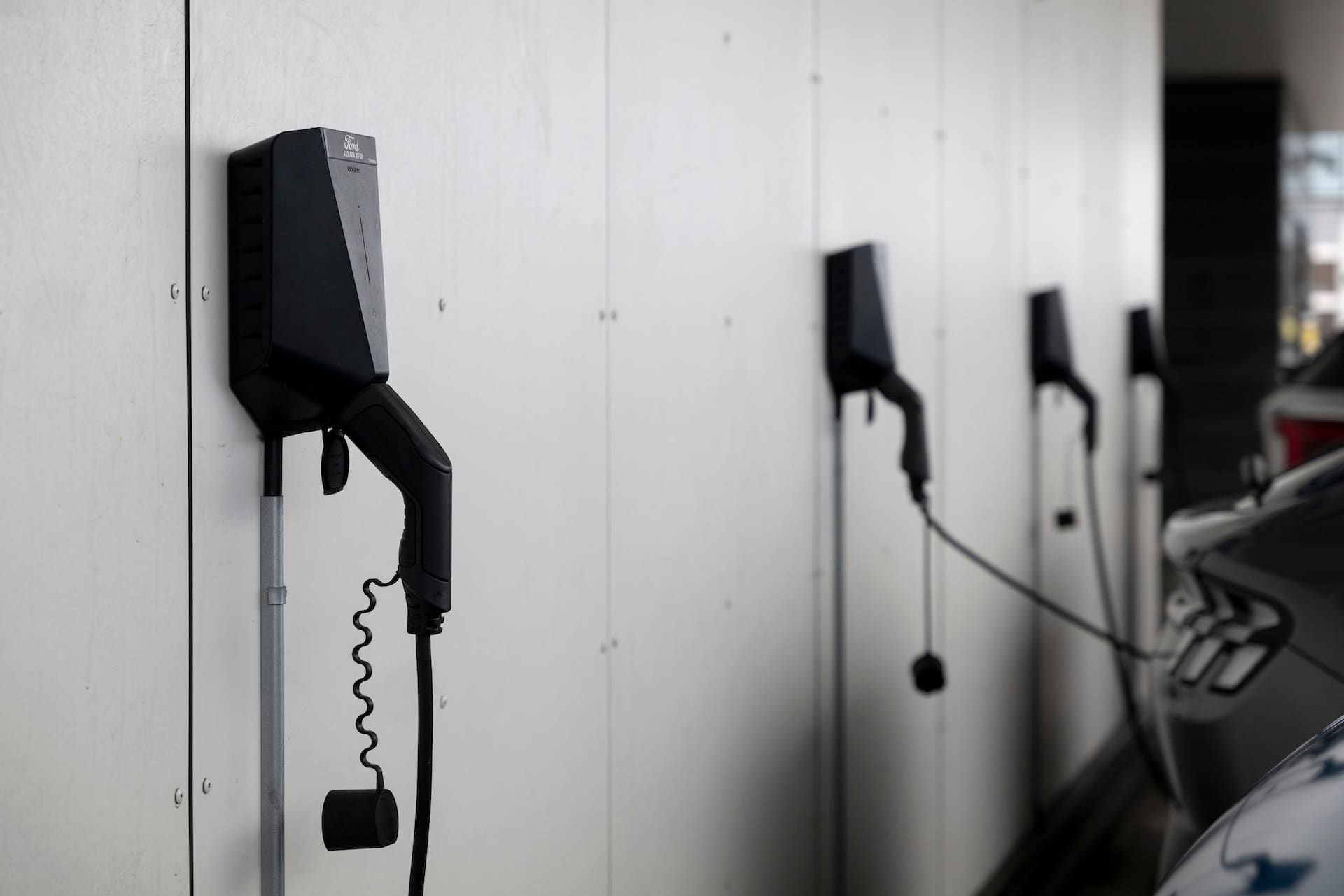 Rekke med svarte elbilladere på Ford Kverneland Bil