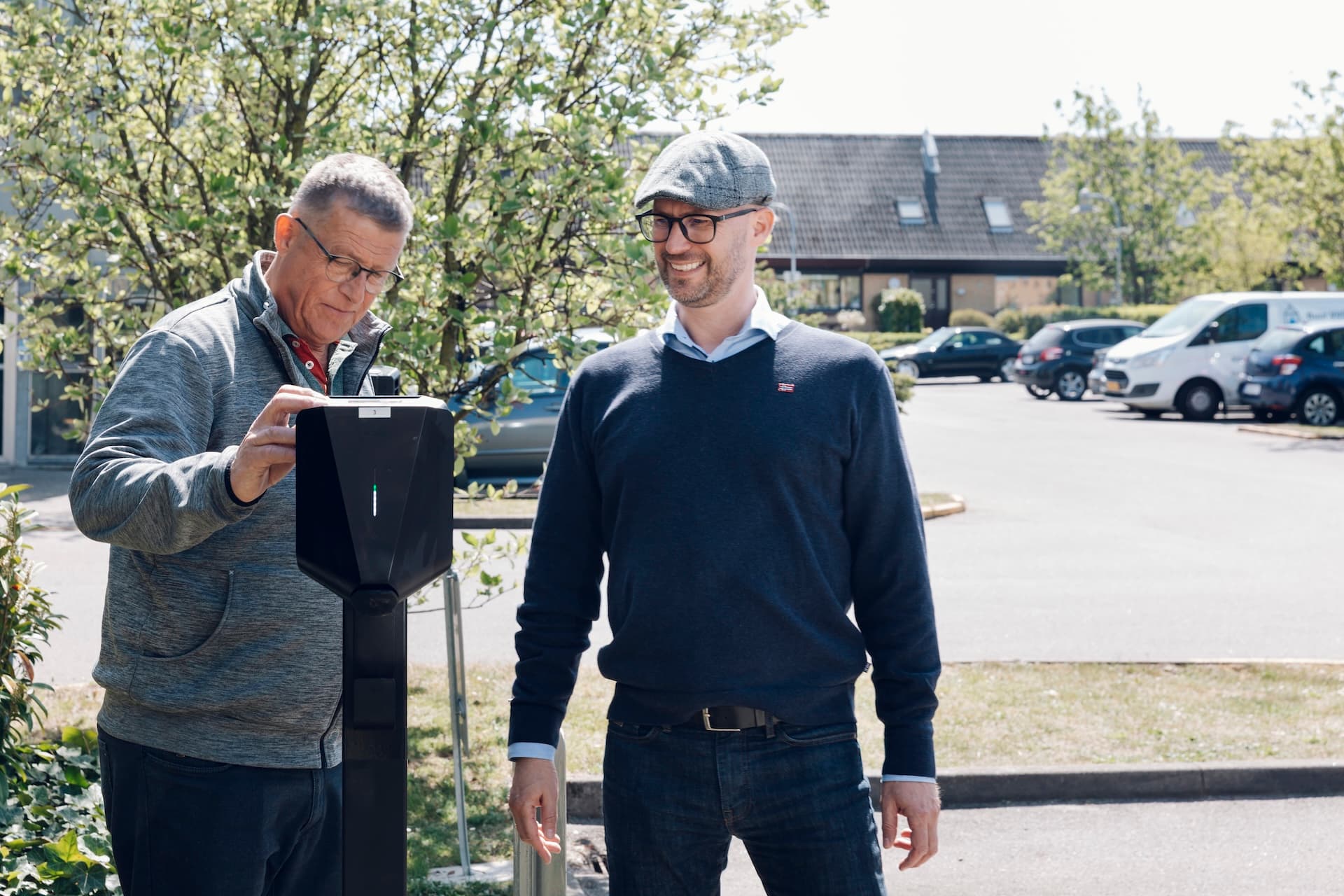 Kim Christiansen DKTV Martin Dahl i HomeCharge ved to Easee elbilladere