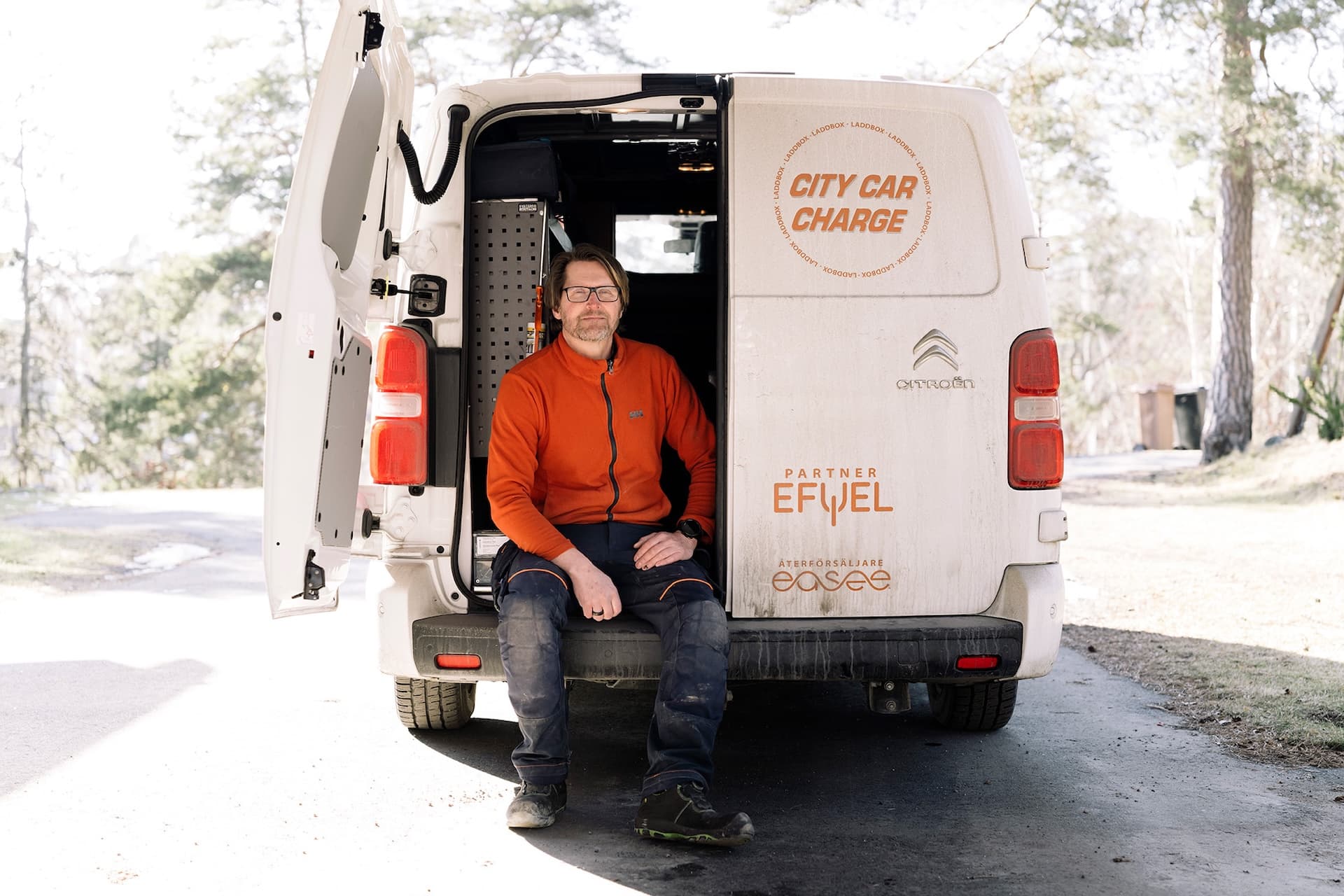 Magnus Hartwig på Efuel i bakdörren på sin skåpbil