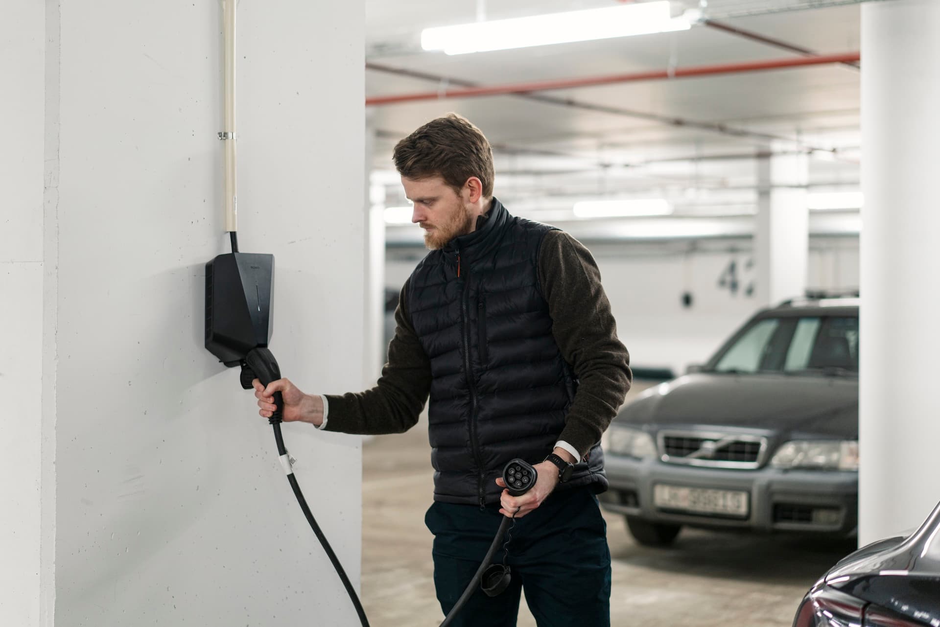 Jacob Emil Myrer bruker en Easee elbillader i parkeringsanlegget i Frysjaparken