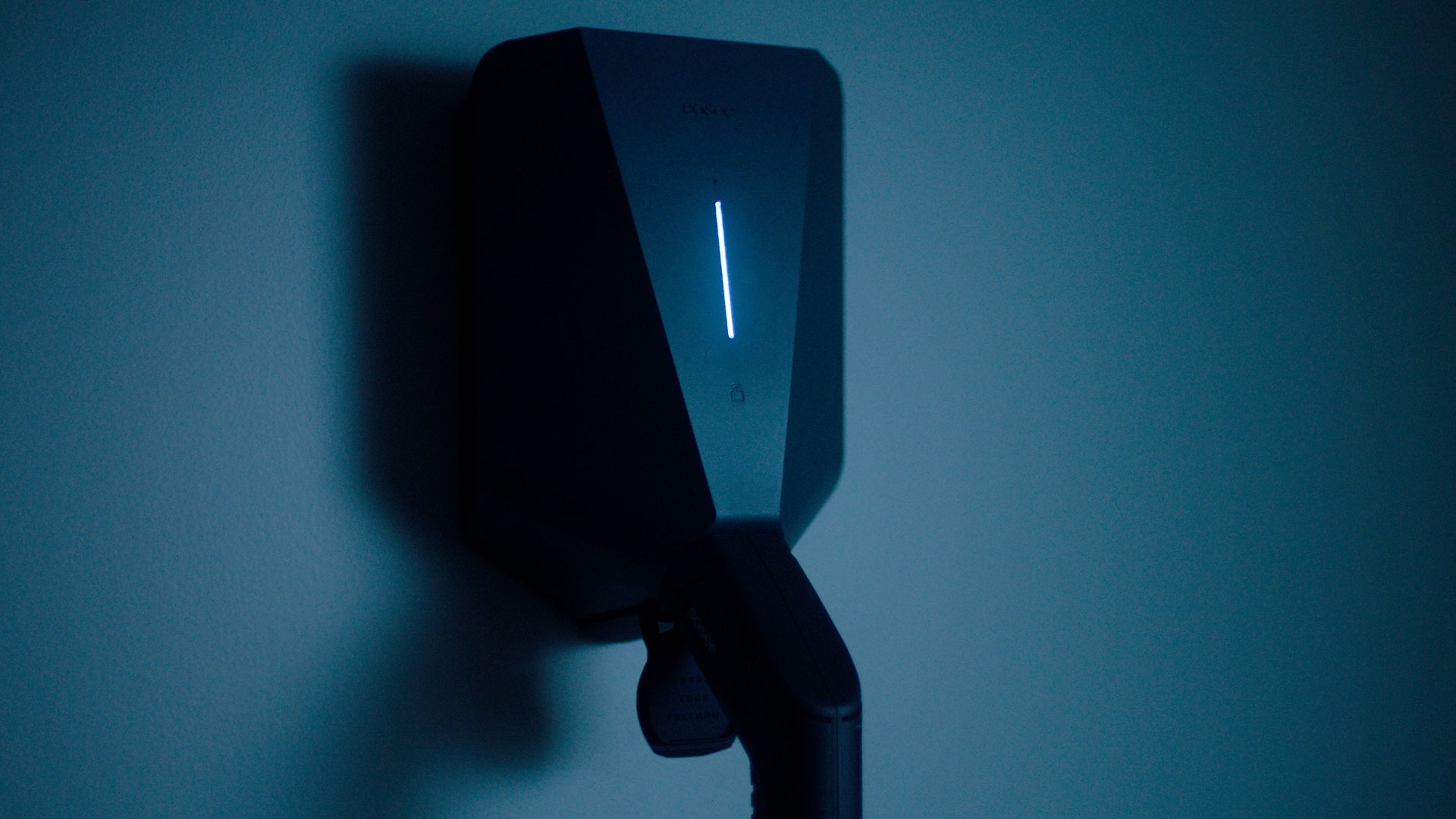 Svart elektrisk billader med opplyst LED