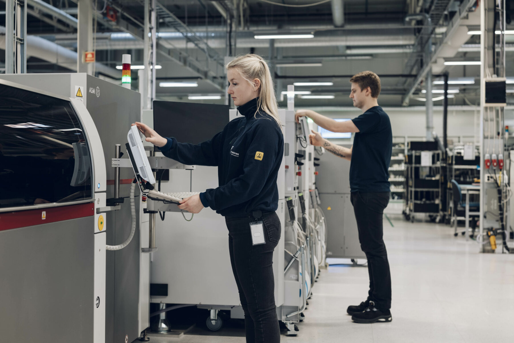 Maskinoperatør Hedda Nilsson Eriksen og programmerer Marius Krogsether.