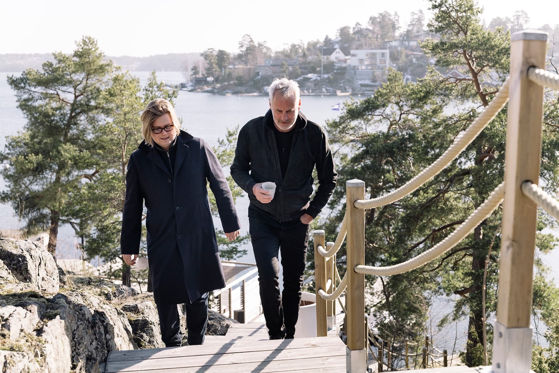 Rasmus Bender og Anders Arnborger går oppen trapp