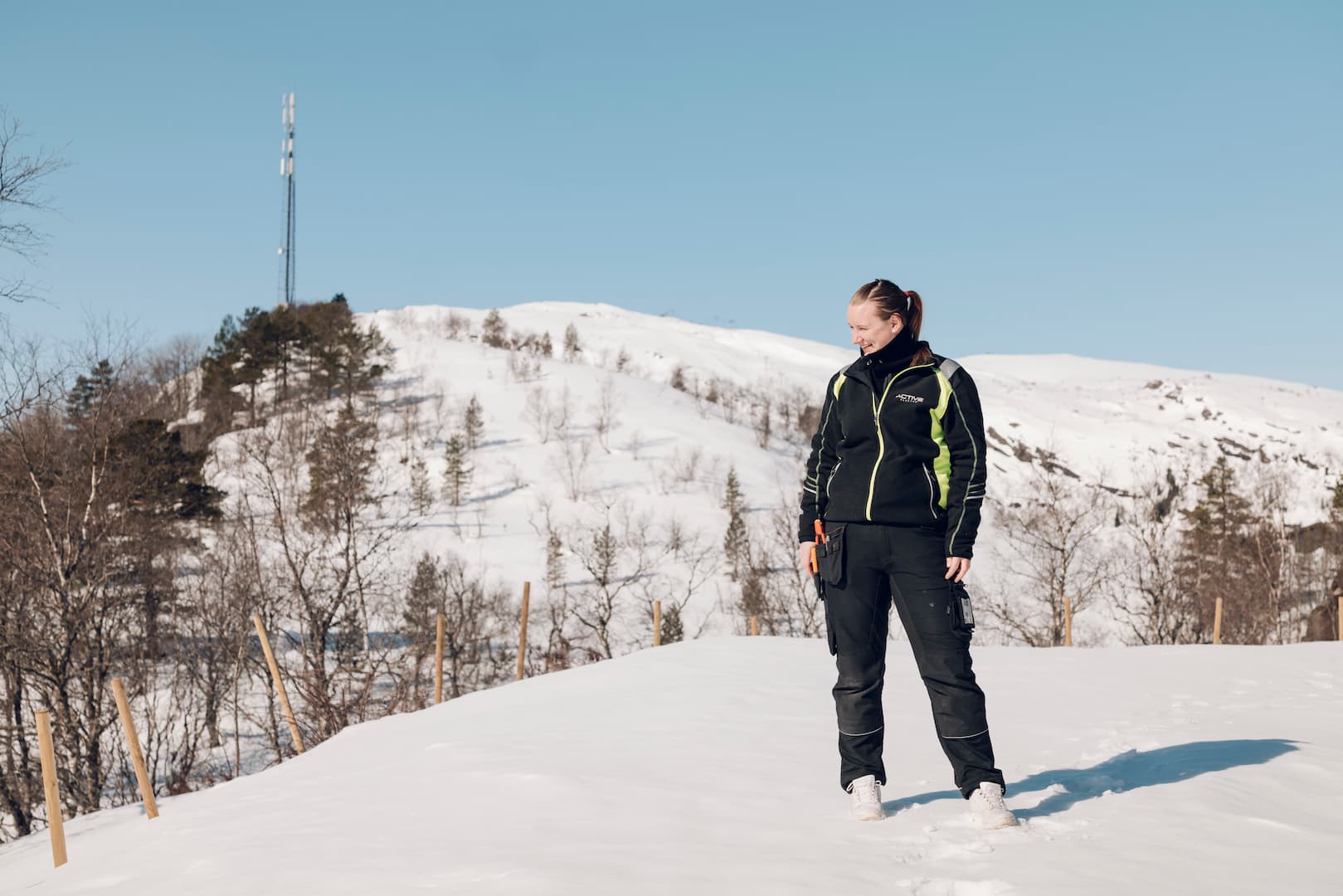 Elektriker Trine Tjørhom står i snøen
