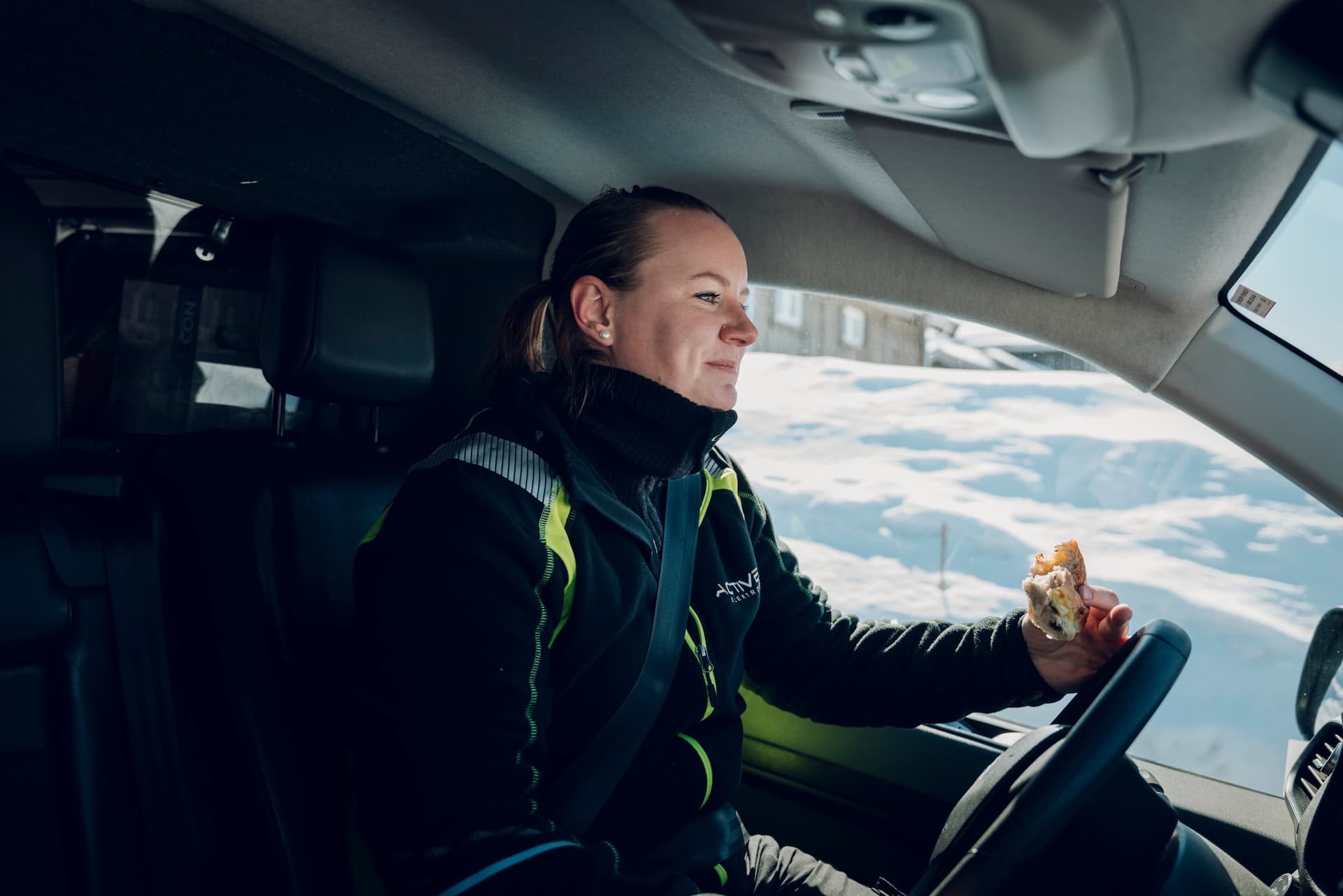 Elektriker Trine Tjørhom spiser i bilen