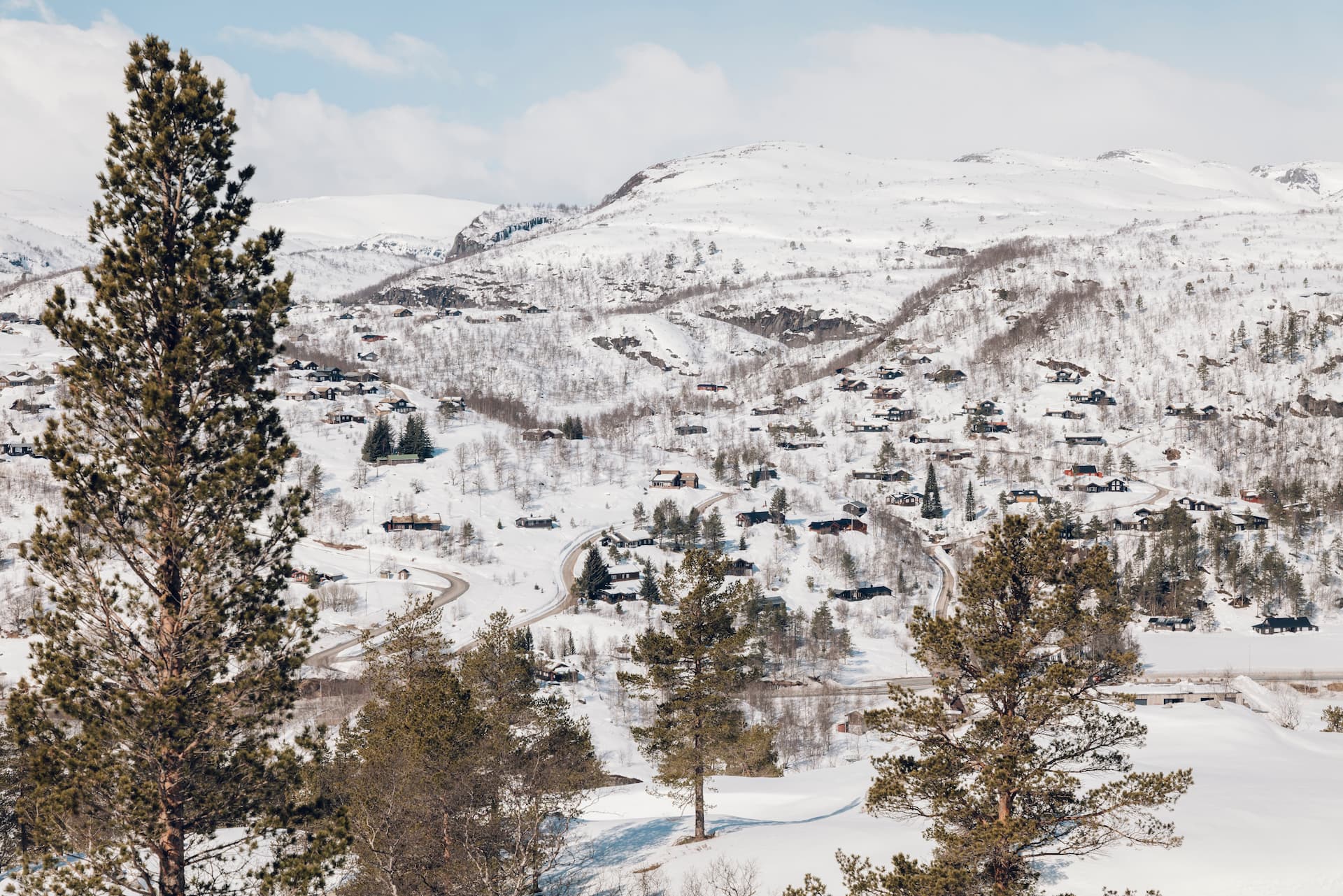 Snødekt vinterhytteområde