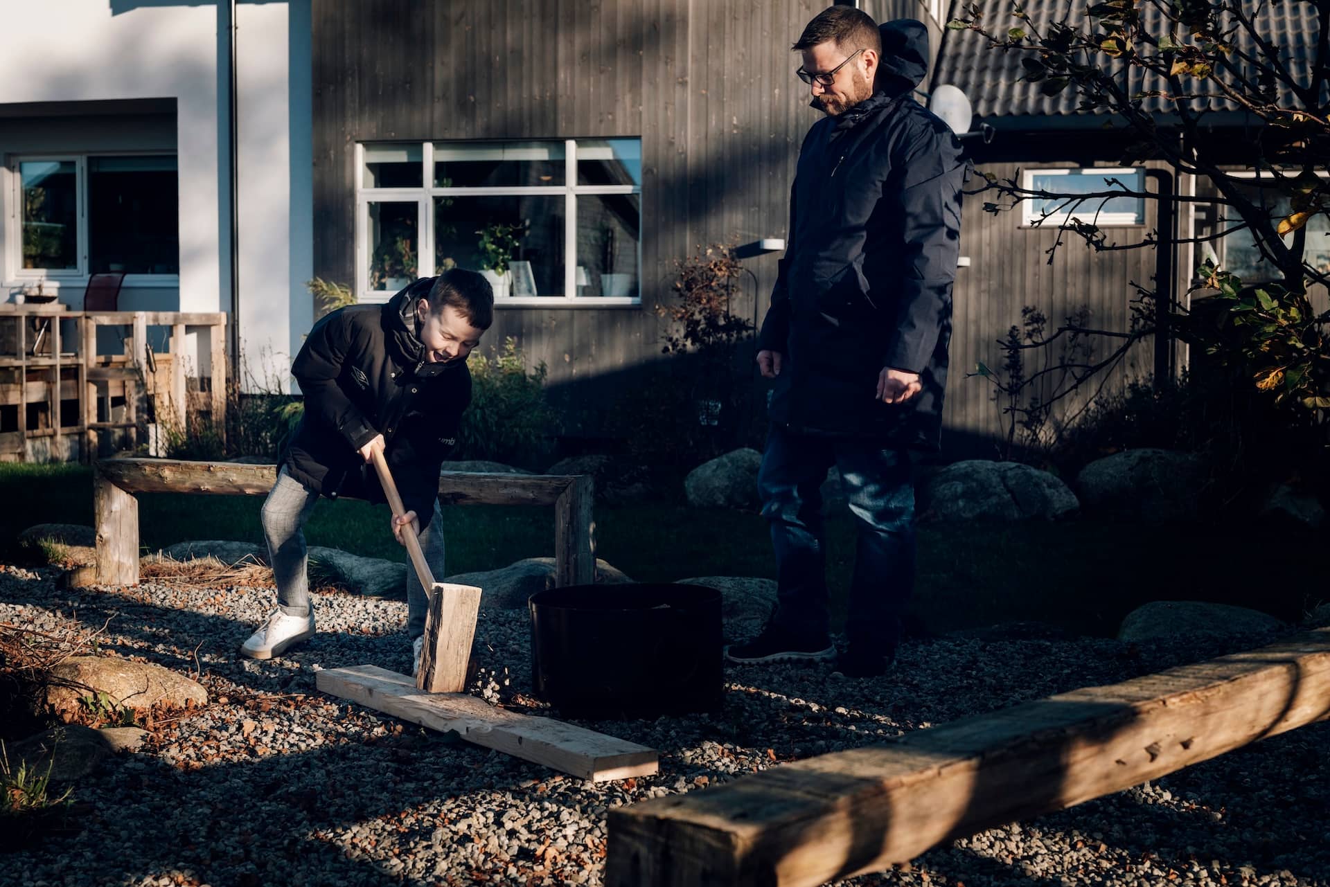 Far og sønn hogger ved sammen