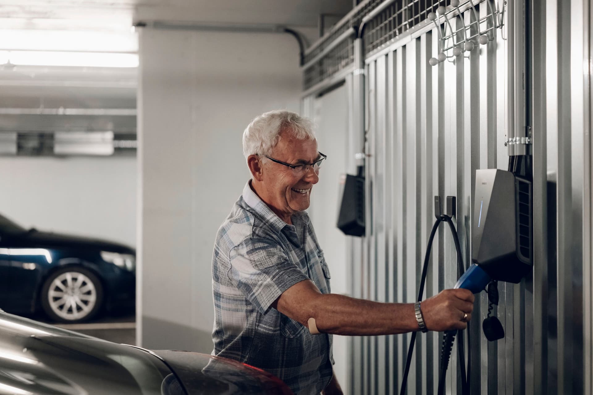 Leif Moen lader sin Toyota i fellesgarasjen til Visespeilet borettslag.