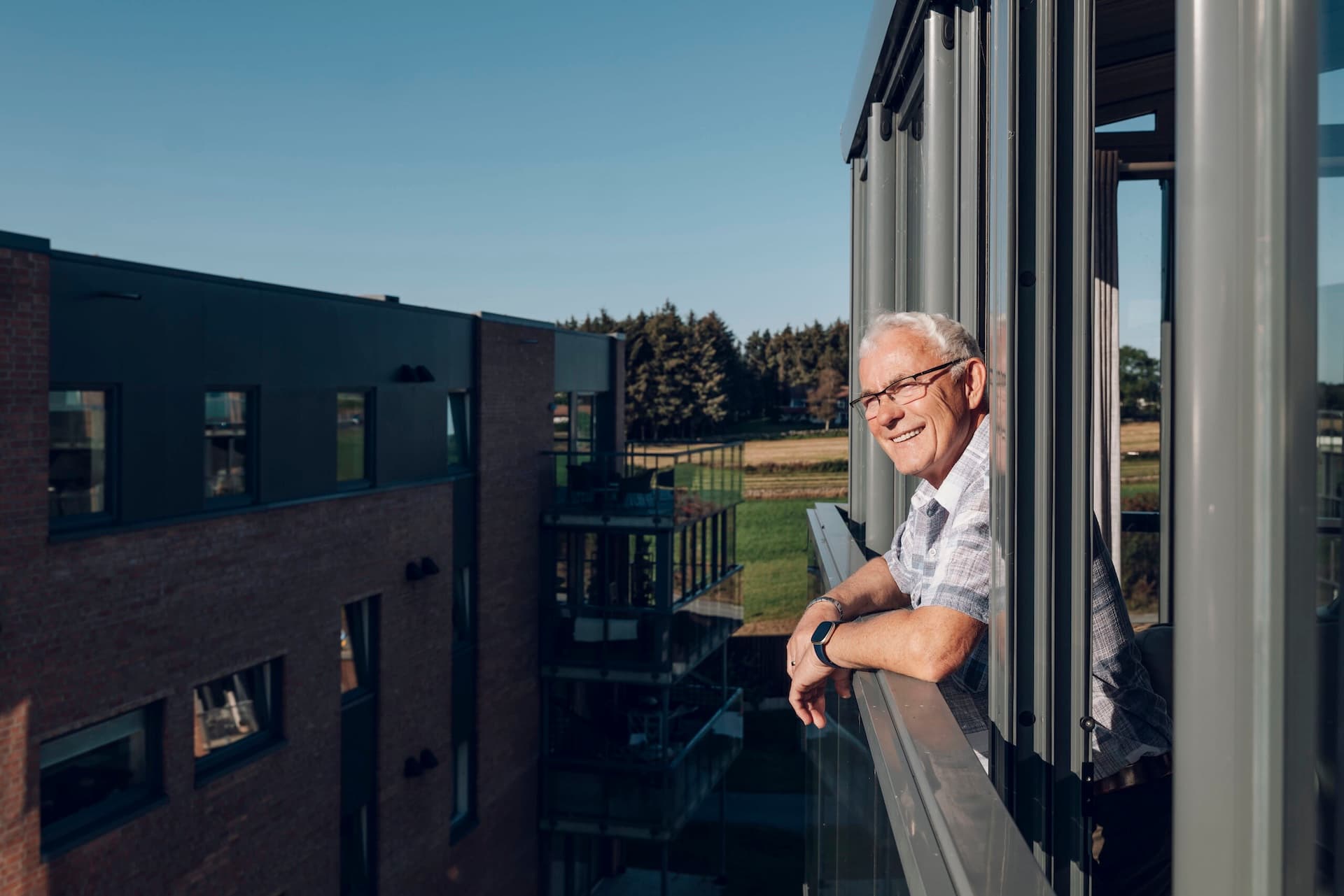 Leif Moen nyter utsikten fra sin leilighet i Vistespeilet borettslag.