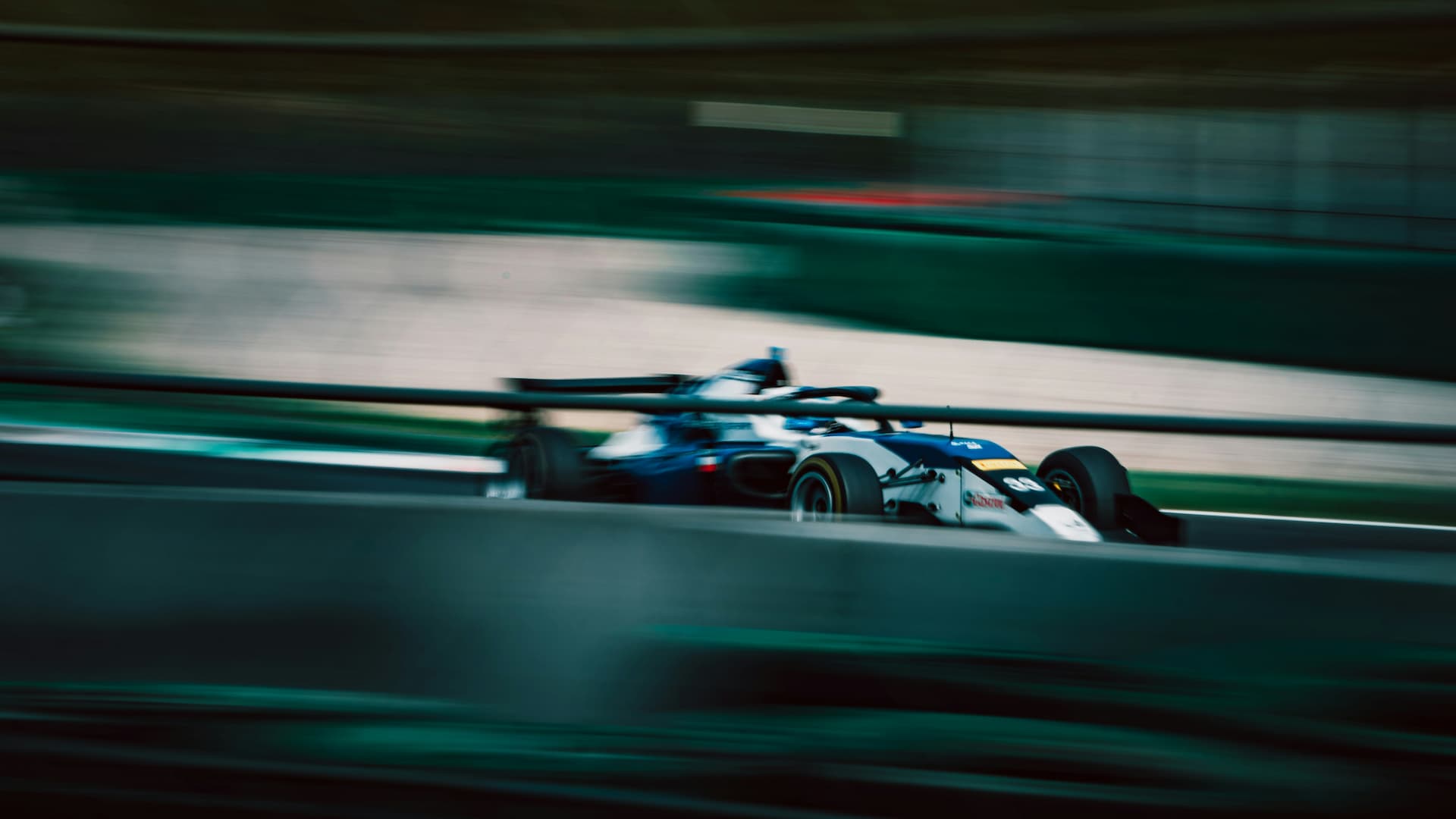 En racerbil i bevægelse